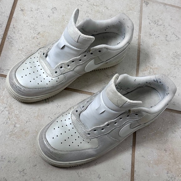 Size 9 NIKE AIR in White & Silver - Picture 3 of 12